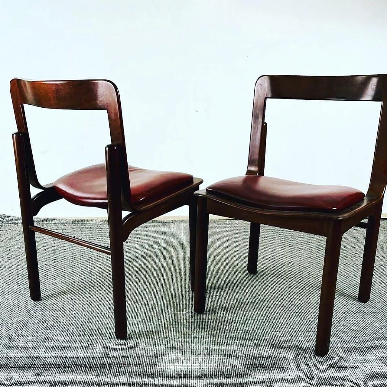 6 Chairs in walnut and burgundy leather, 1980s 4