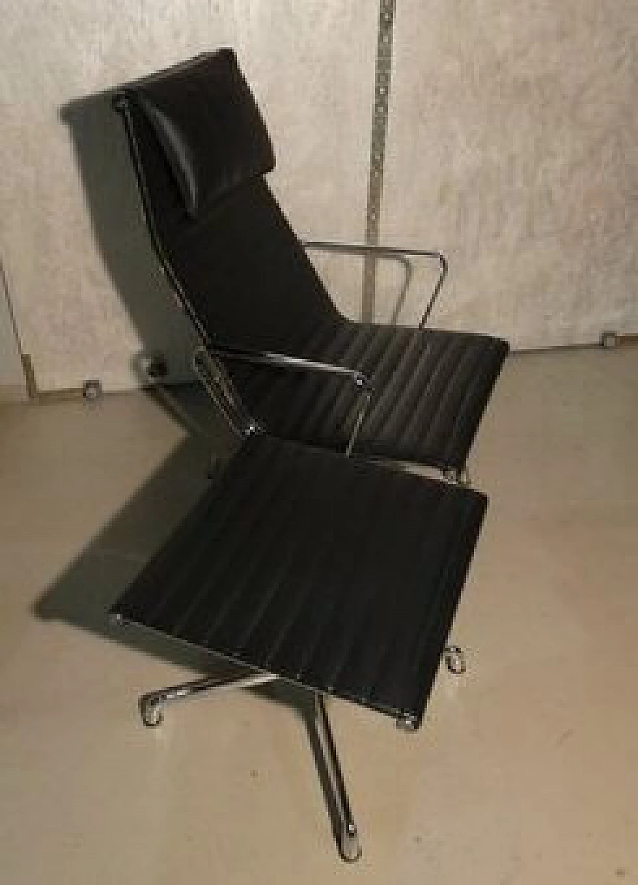 Poltrona Relax in pelle con con sgabello in stile Aluminium chair, anni '80 16