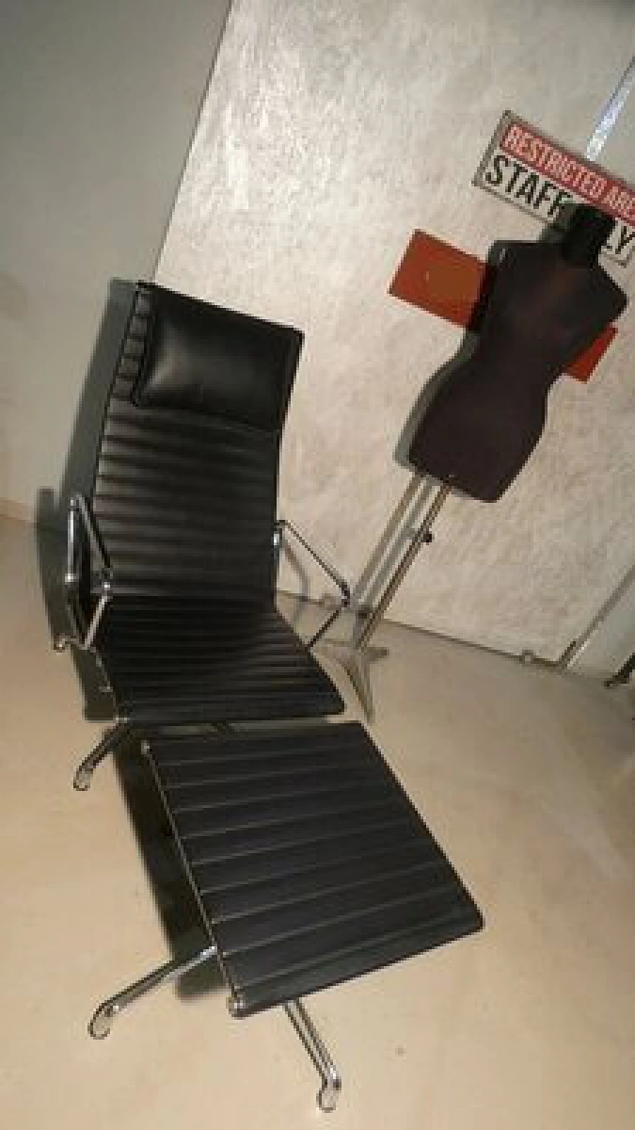 Poltrona Relax in pelle con con sgabello in stile Aluminium chair, anni '80 17