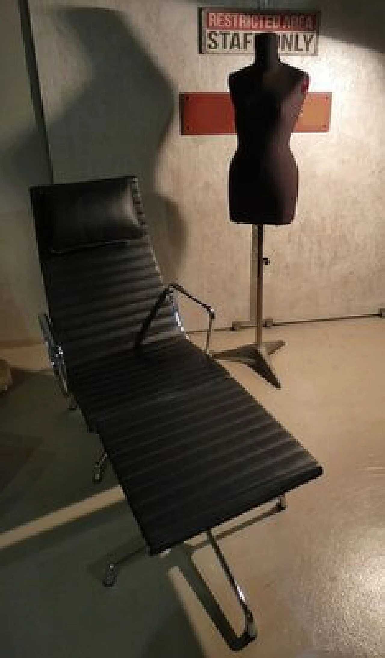 Poltrona Relax in pelle con con sgabello in stile Aluminium chair, anni '80 18