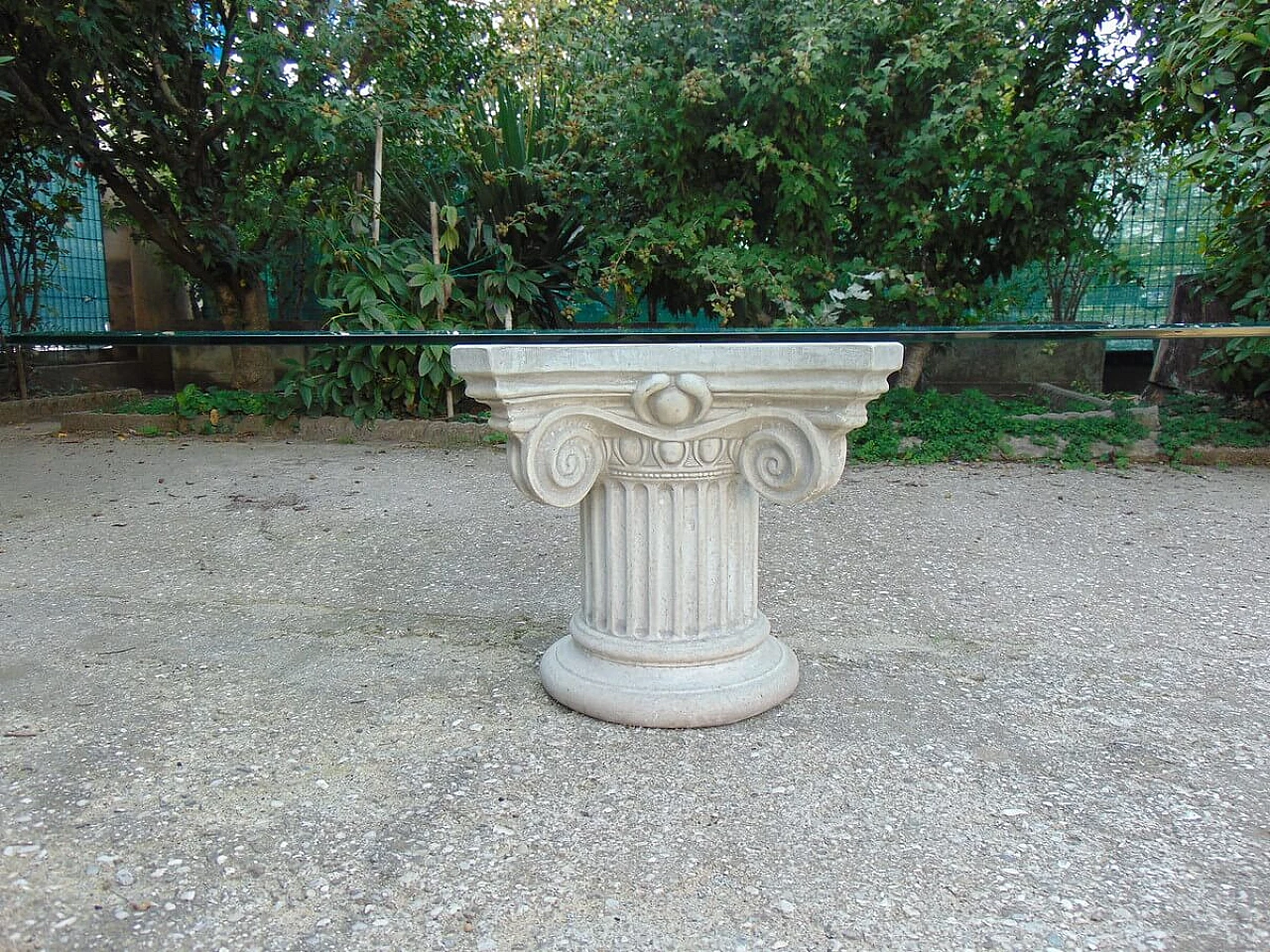 Tavolino con base a capitello e piano in vetro Italgarden, anni '80 2