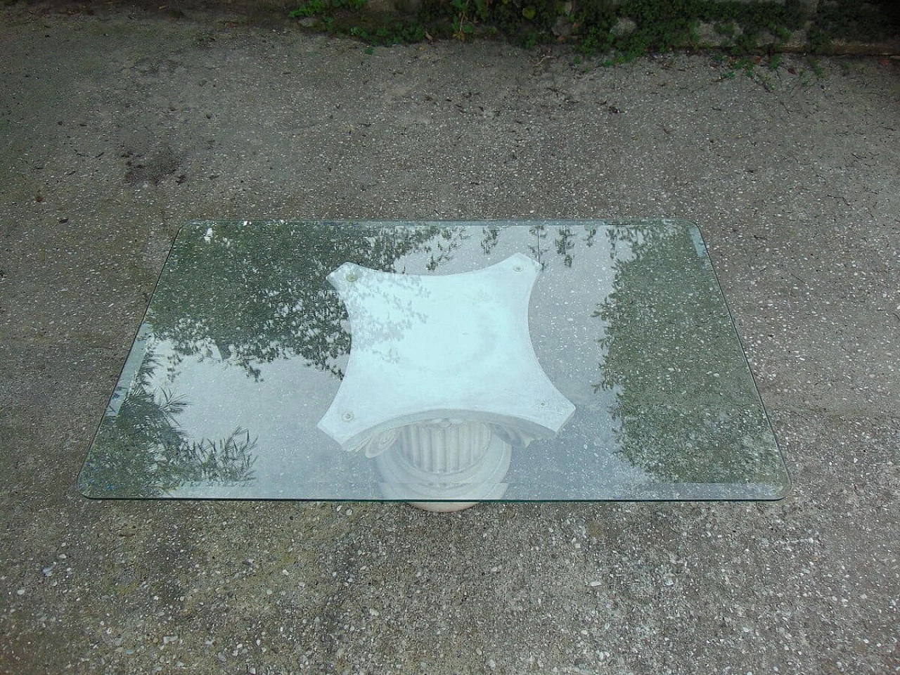 Tavolino con base a capitello e piano in vetro Italgarden, anni '80 3