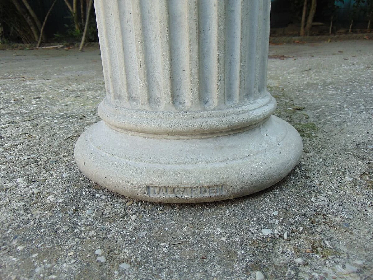 Tavolino con base a capitello e piano in vetro Italgarden, anni '80 4