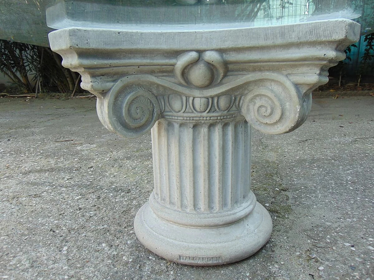 Tavolino con base a capitello e piano in vetro Italgarden, anni '80 5