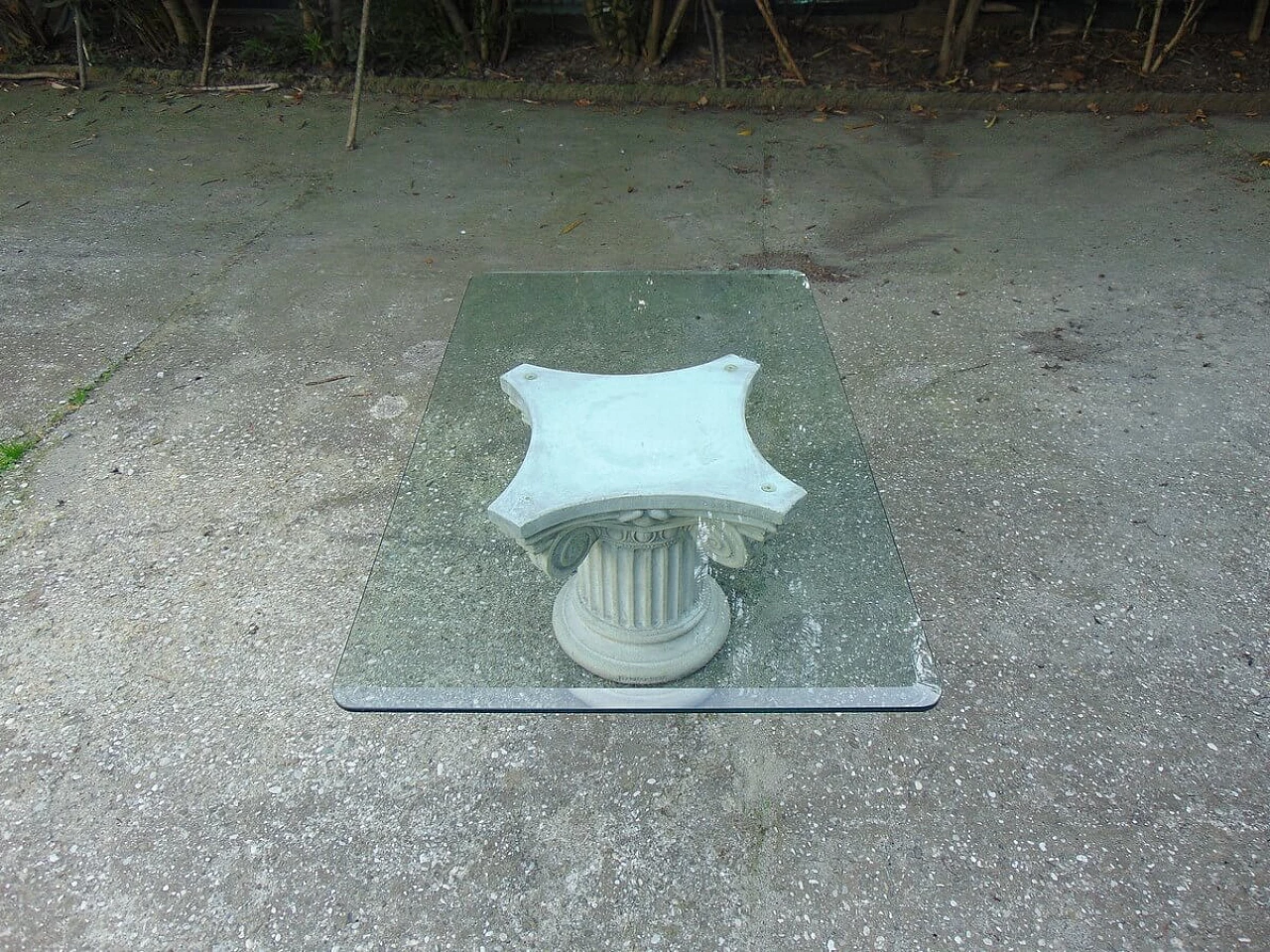 Tavolino con base a capitello e piano in vetro Italgarden, anni '80 6
