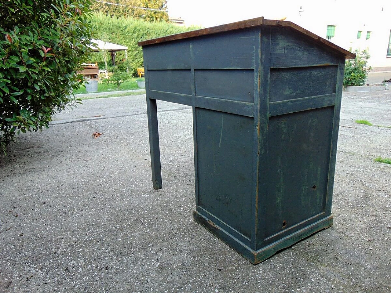 Scrivania in legno con cassetti e piano inclinato, anni '50 5