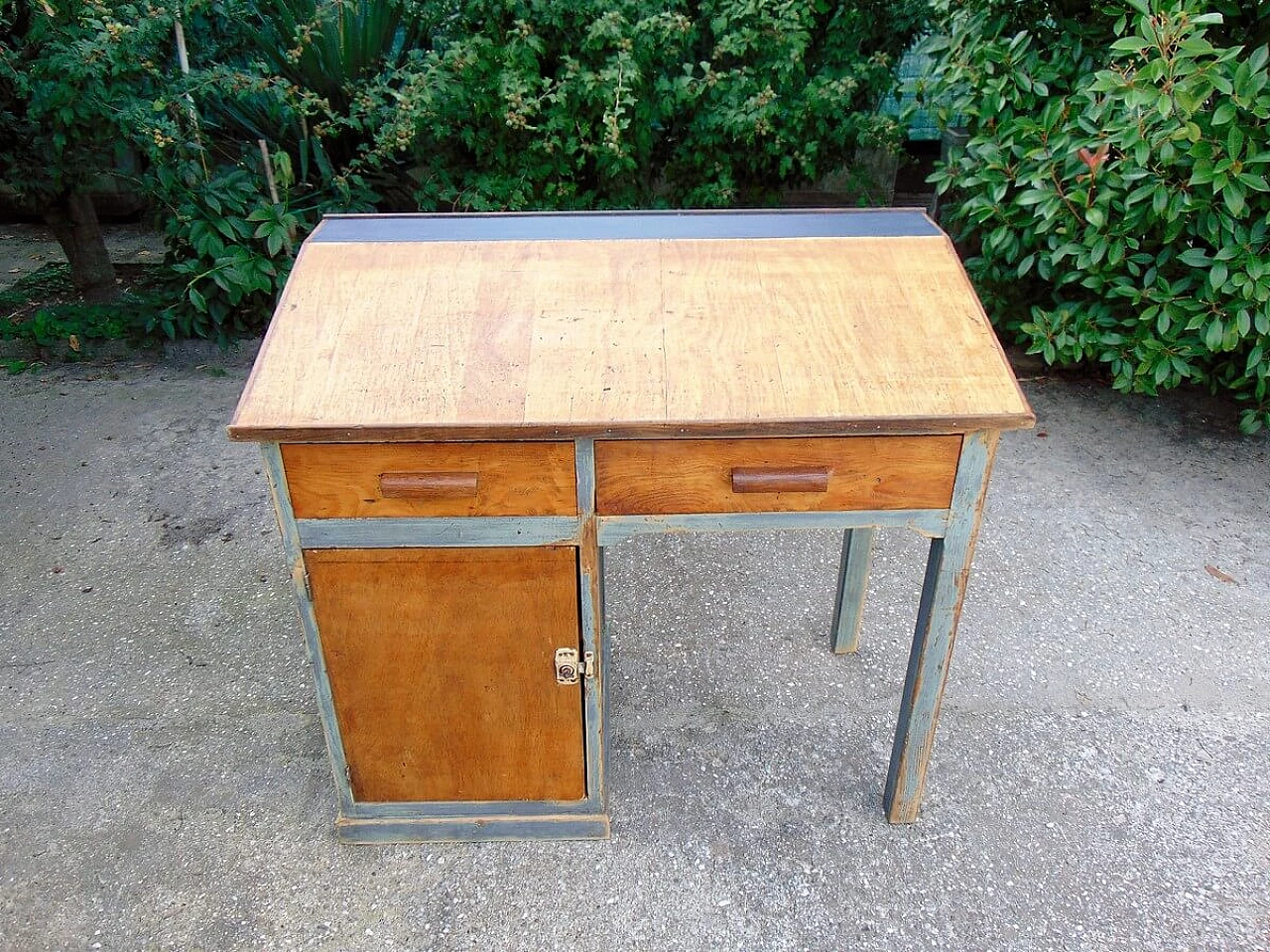 Scrivania in legno con cassetti e piano inclinato, anni '50 11