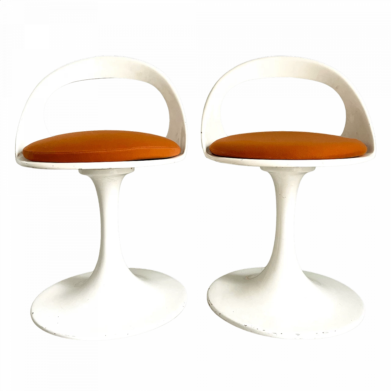Coppia di sedie in vetroresina bianca con cuscini arancioni, anni '60 4