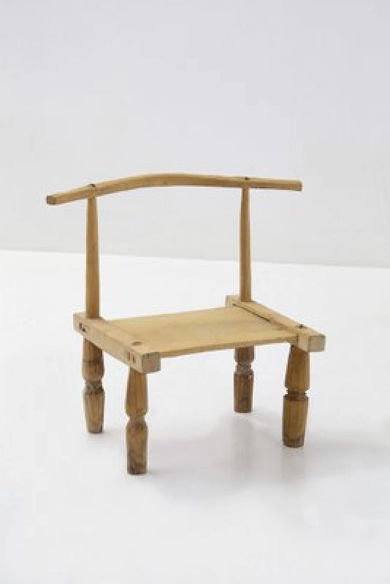 Coppia di sedie in legno con lavorazione grezza, anni '60 2