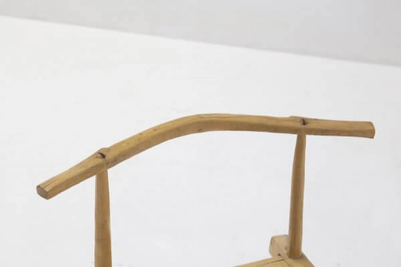 Coppia di sedie in legno con lavorazione grezza, anni '60 18