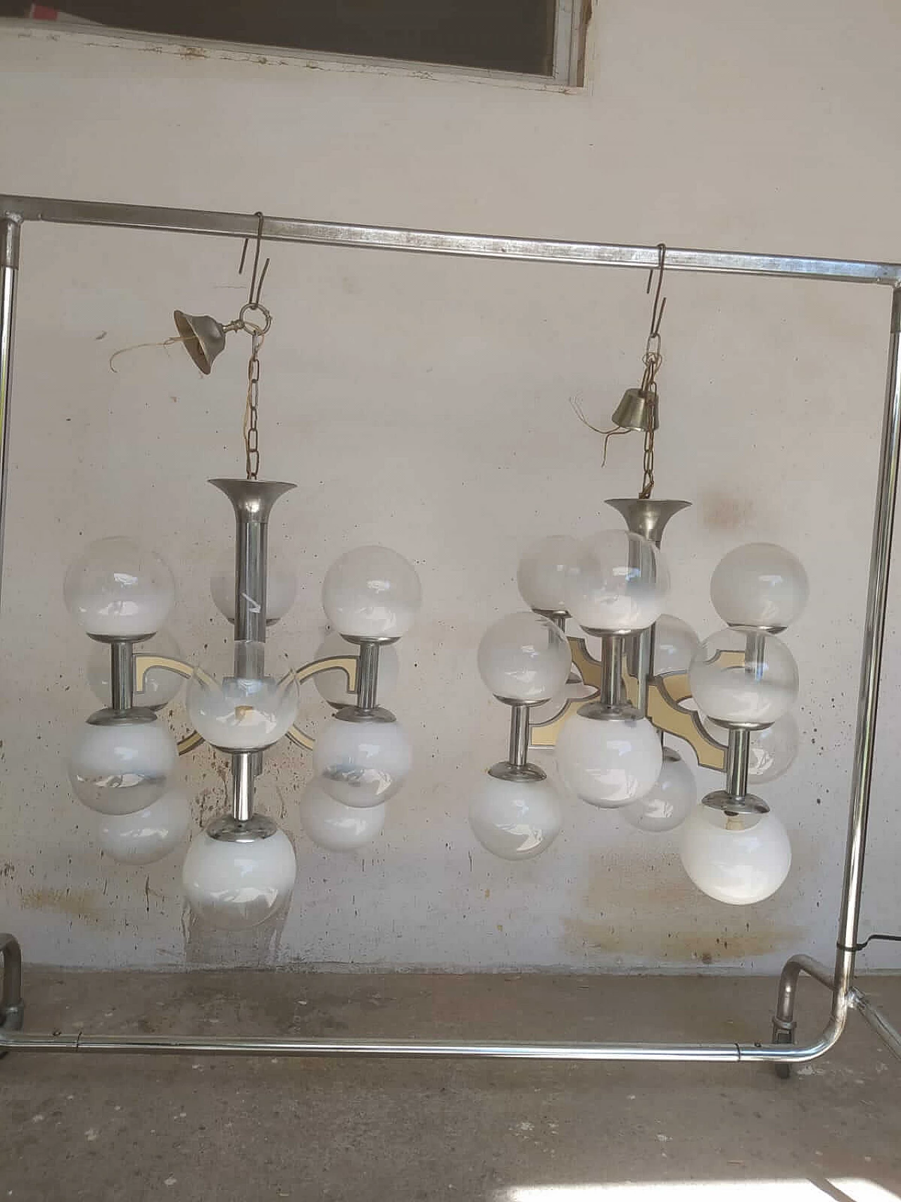 Coppia di lampadari in metallo e vetro opalino di Gaetano Sciolari, anni '60 1