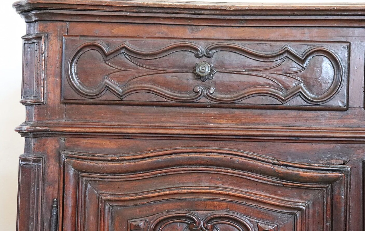 Louis XIV sideboard with plate rack in walnut with carvings, 17th century 3