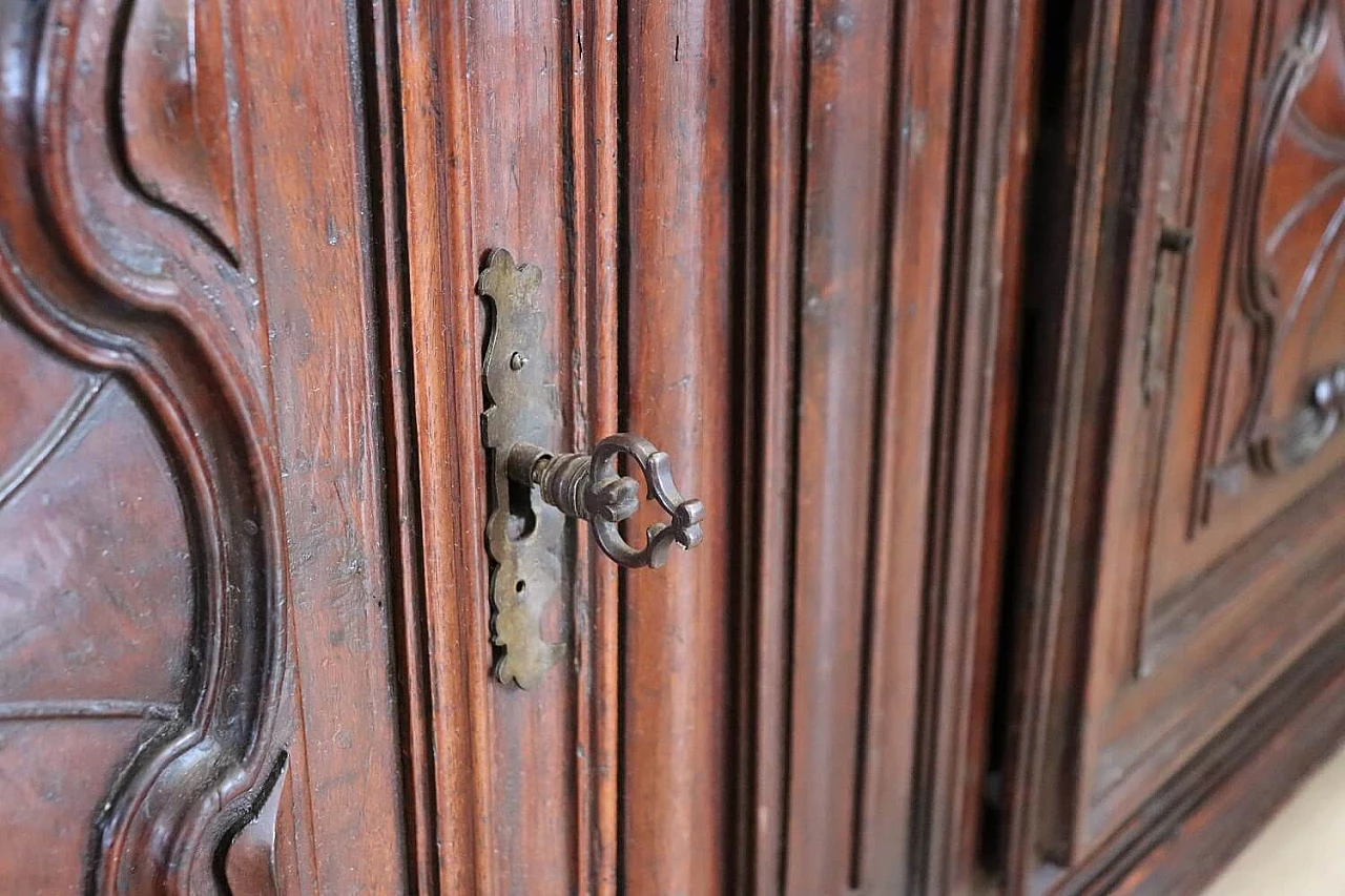 Louis XIV sideboard with plate rack in walnut with carvings, 17th century 6