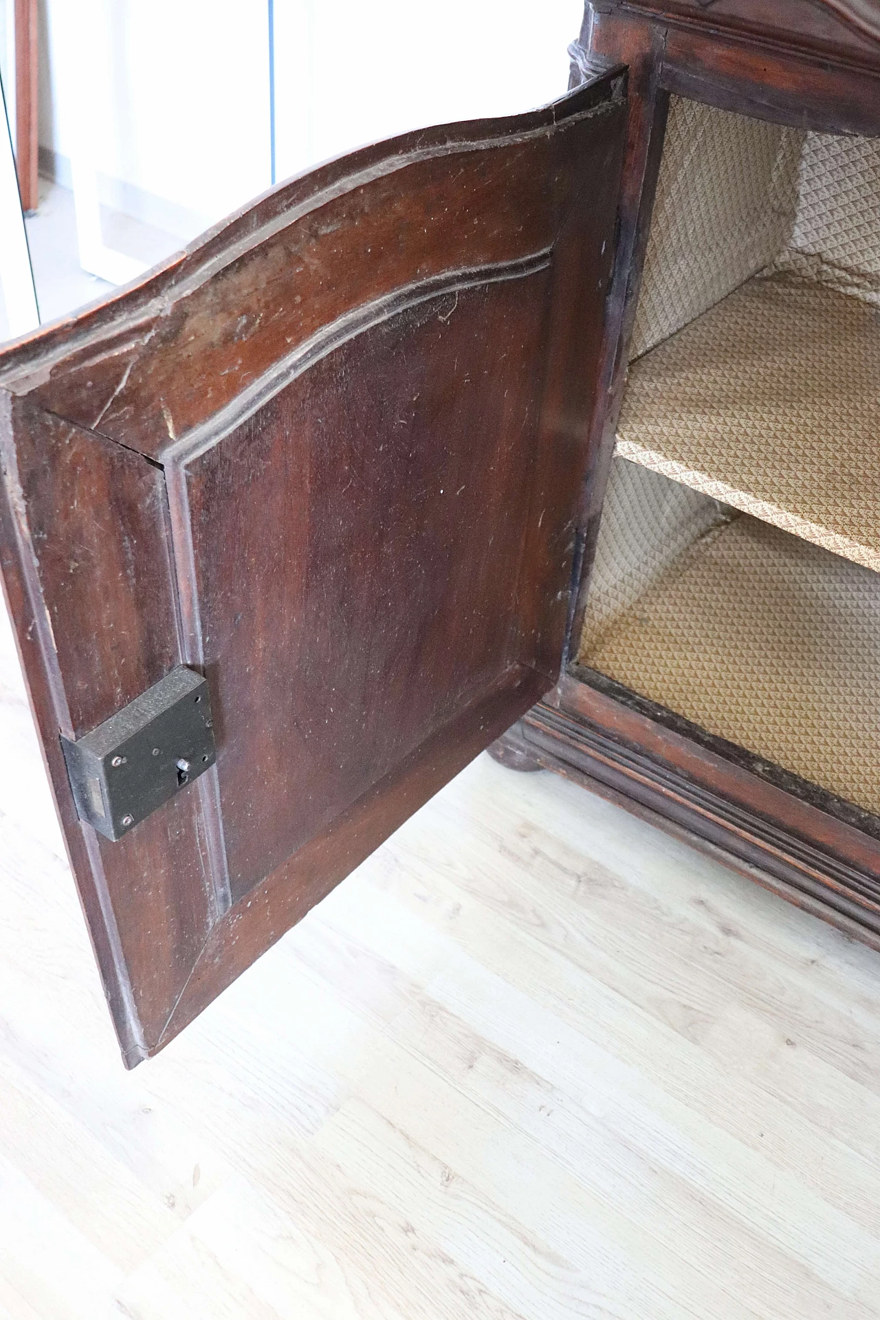 Louis XIV sideboard with plate rack in walnut with carvings, 17th century 8