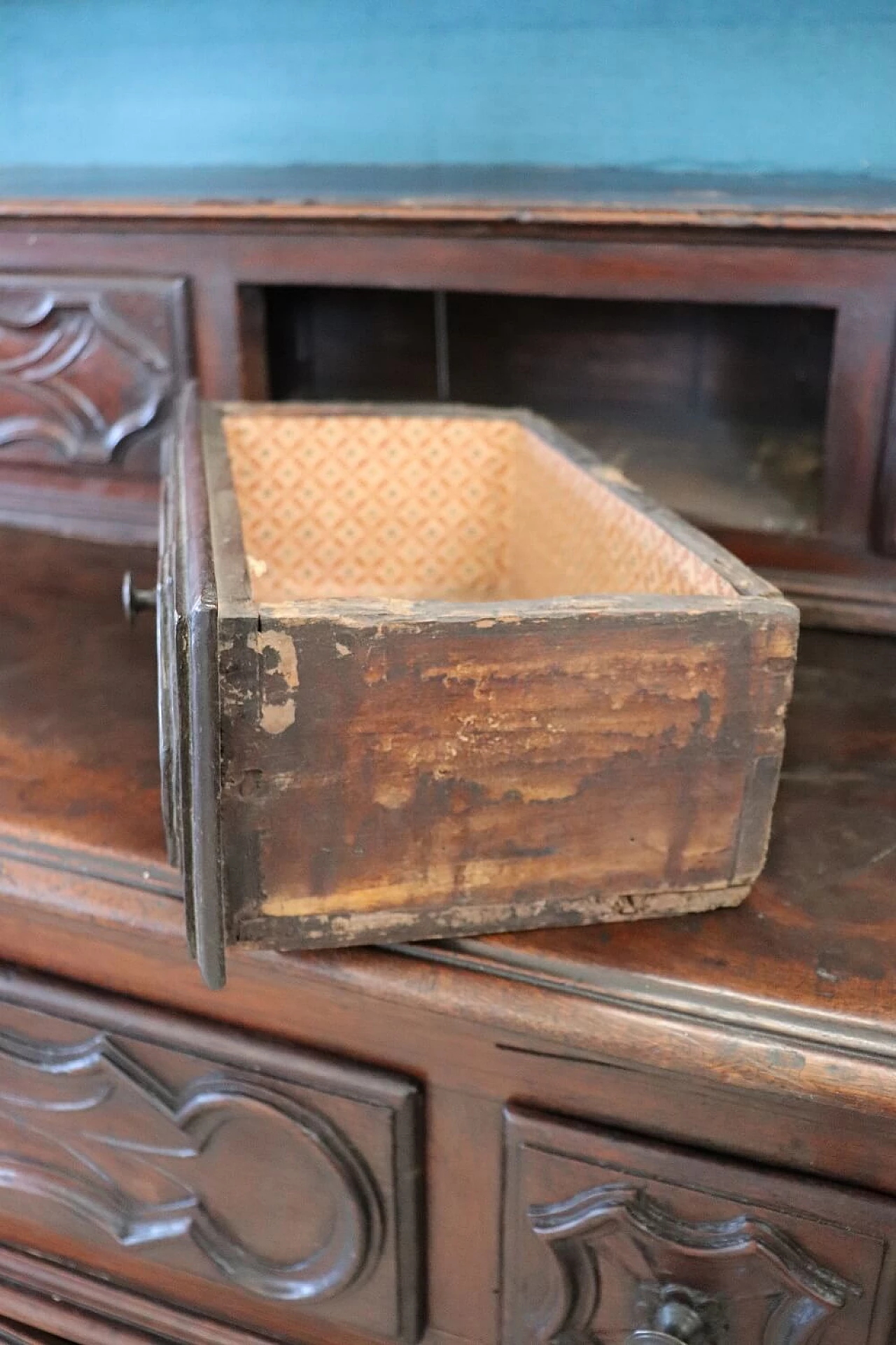 Louis XIV sideboard with plate rack in walnut with carvings, 17th century 15