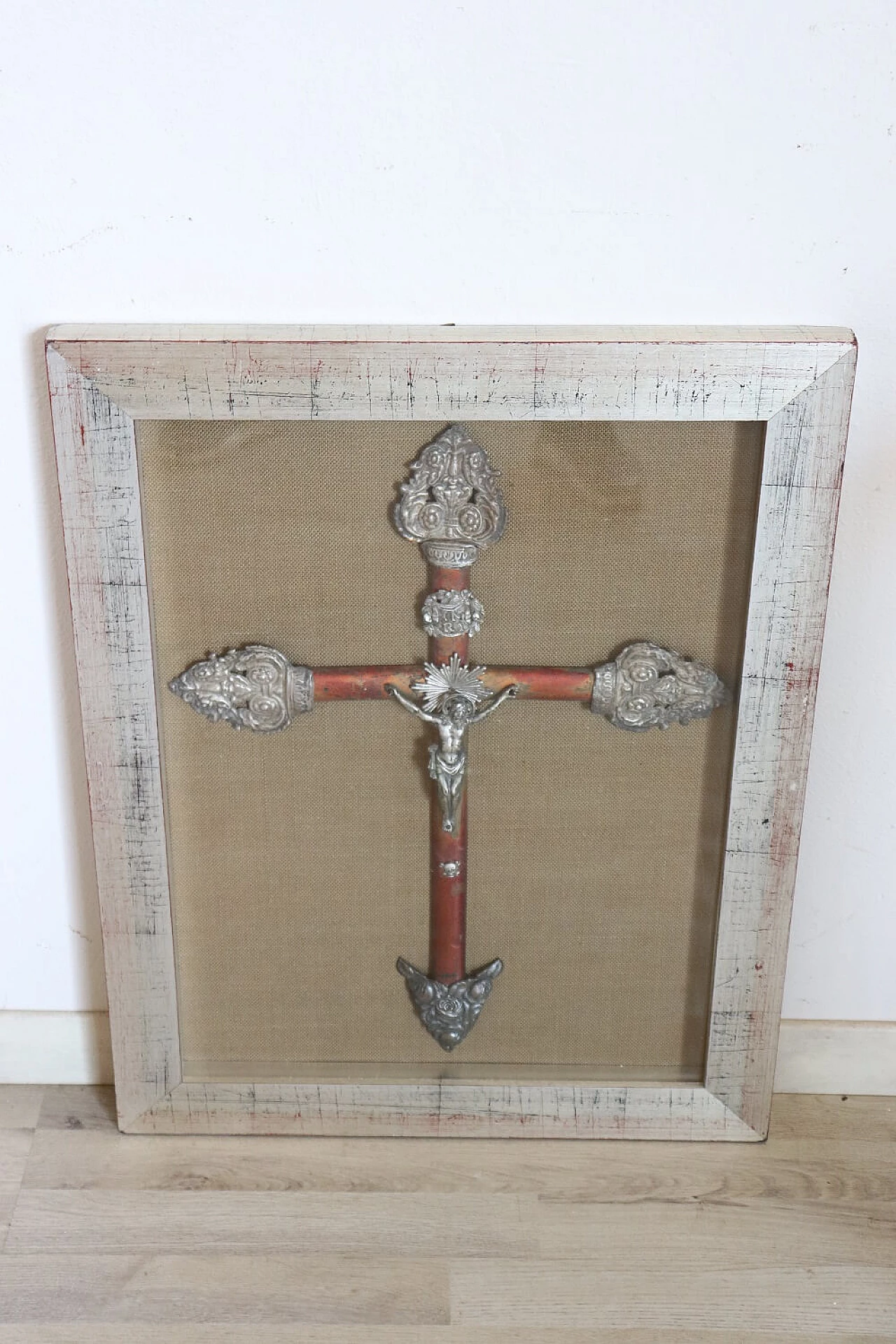 Crucifix in wood and embossed silver, 19th century 2