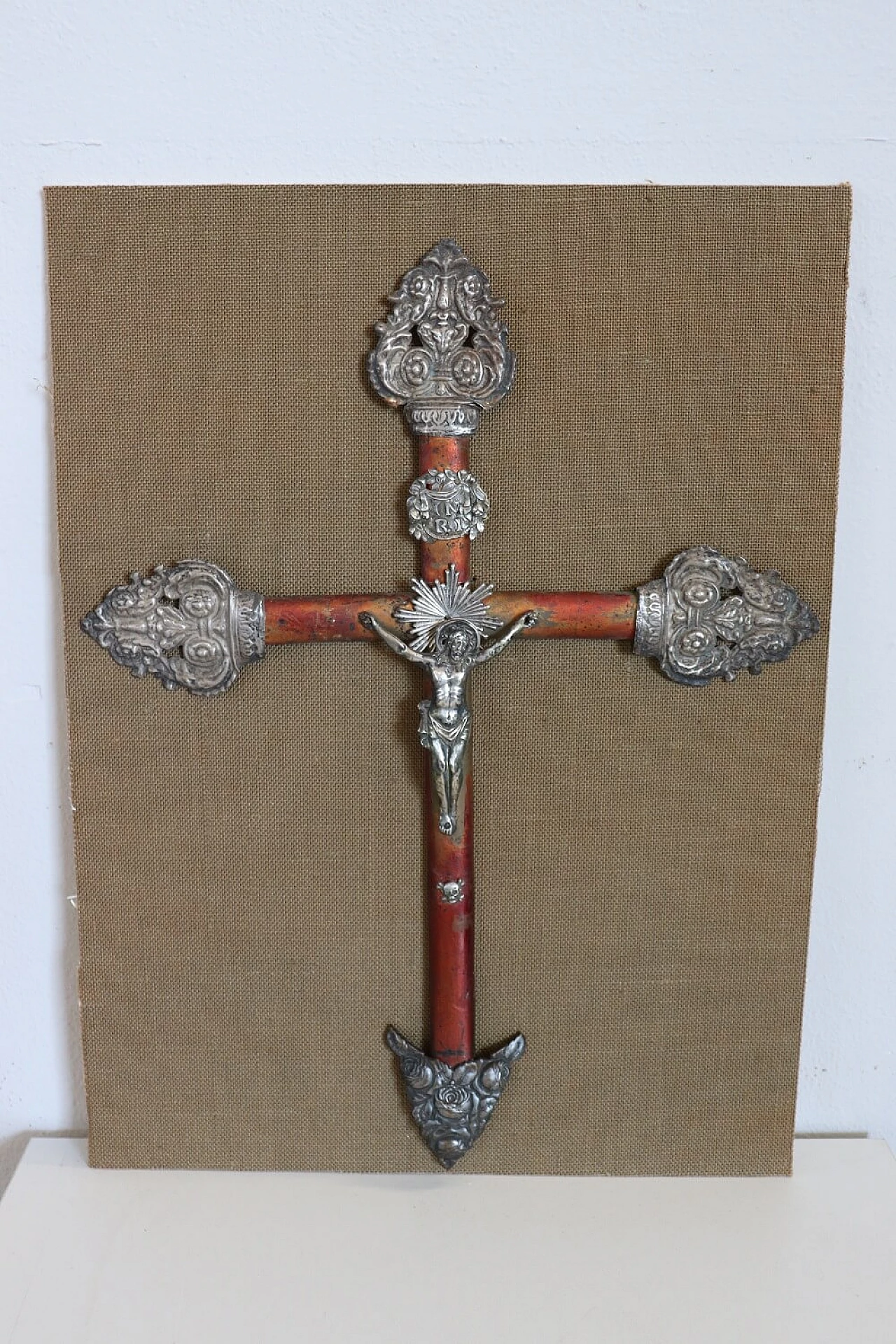Crucifix in wood and embossed silver, 19th century 3