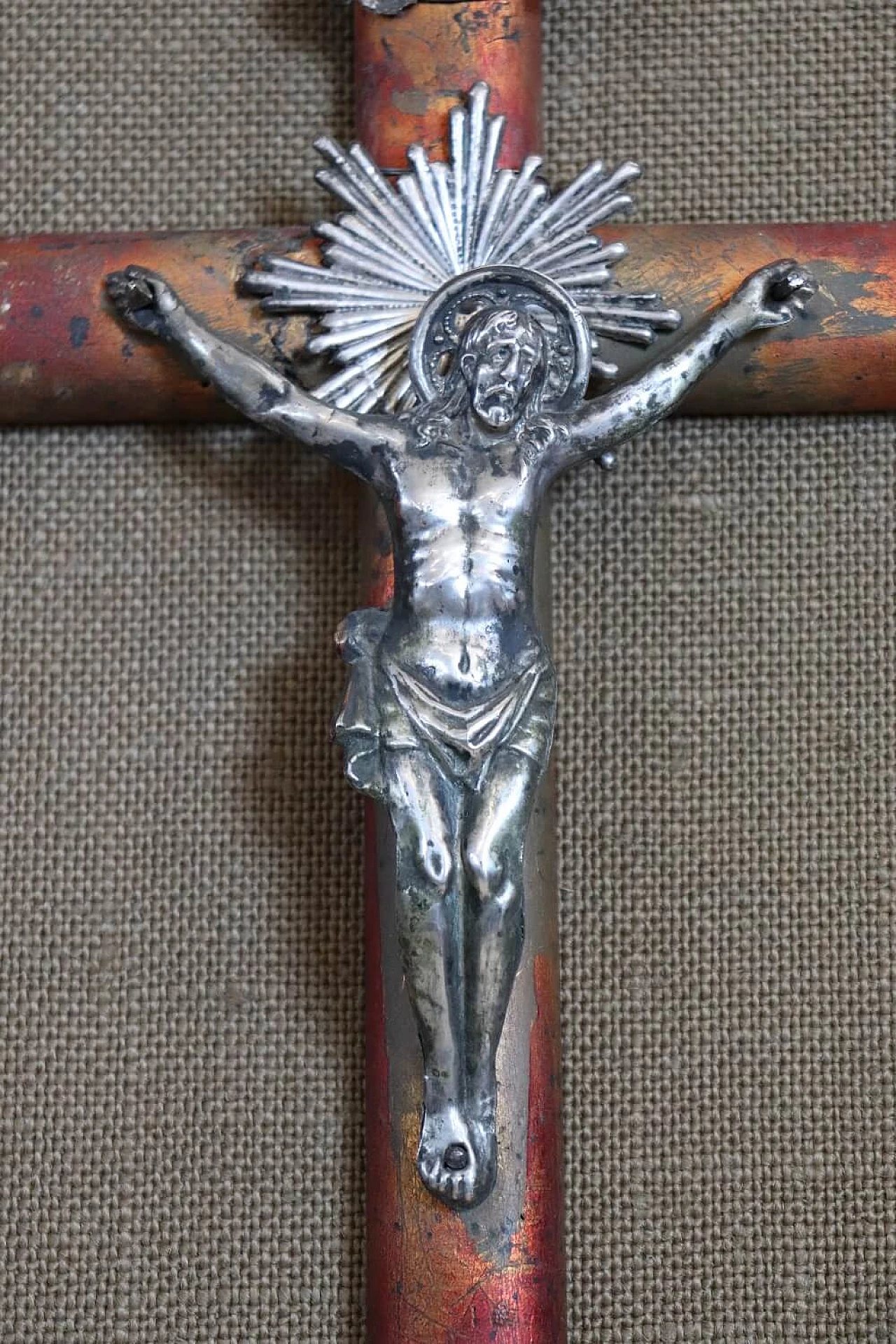 Crucifix in wood and embossed silver, 19th century 4