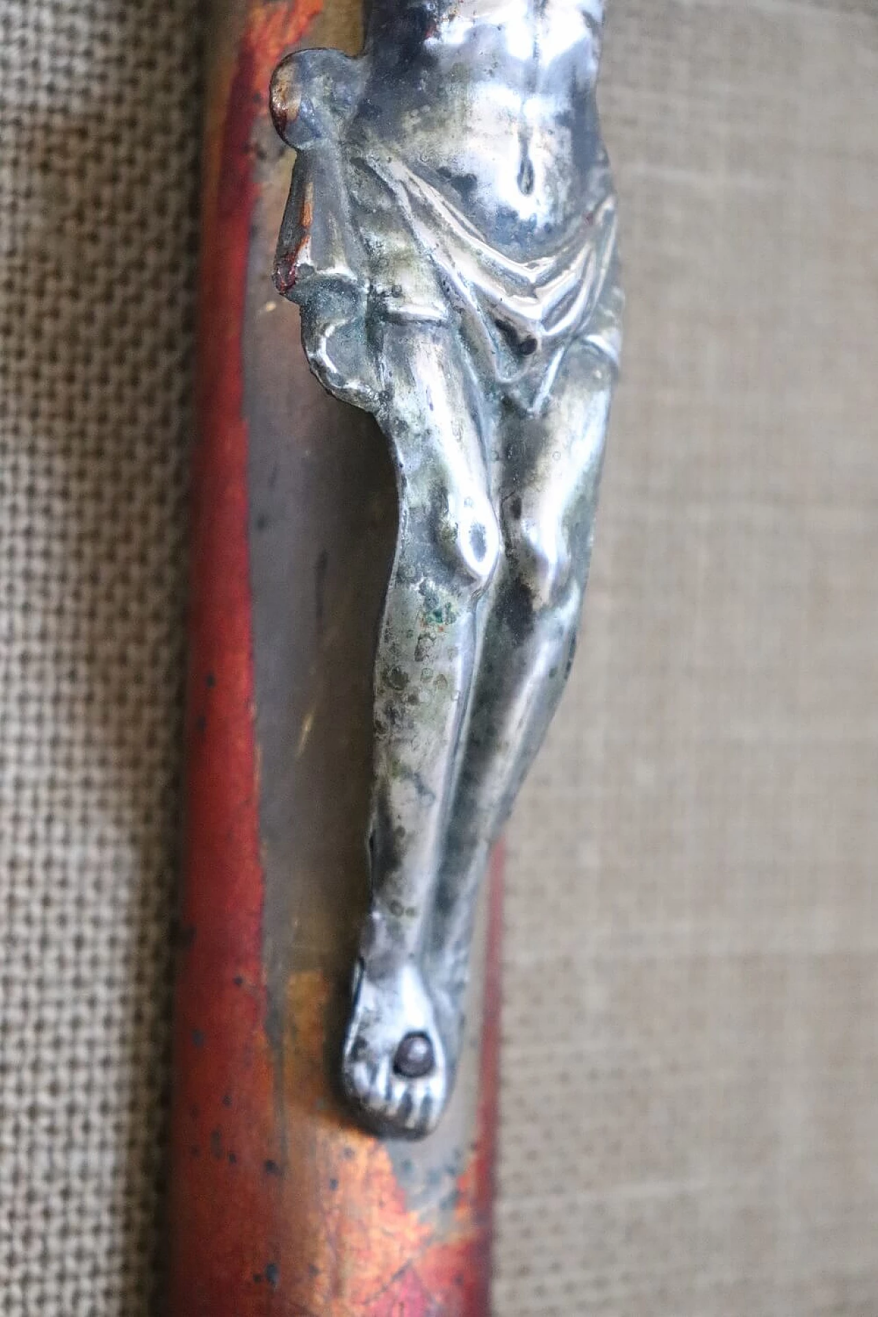 Crucifix in wood and embossed silver, 19th century 9