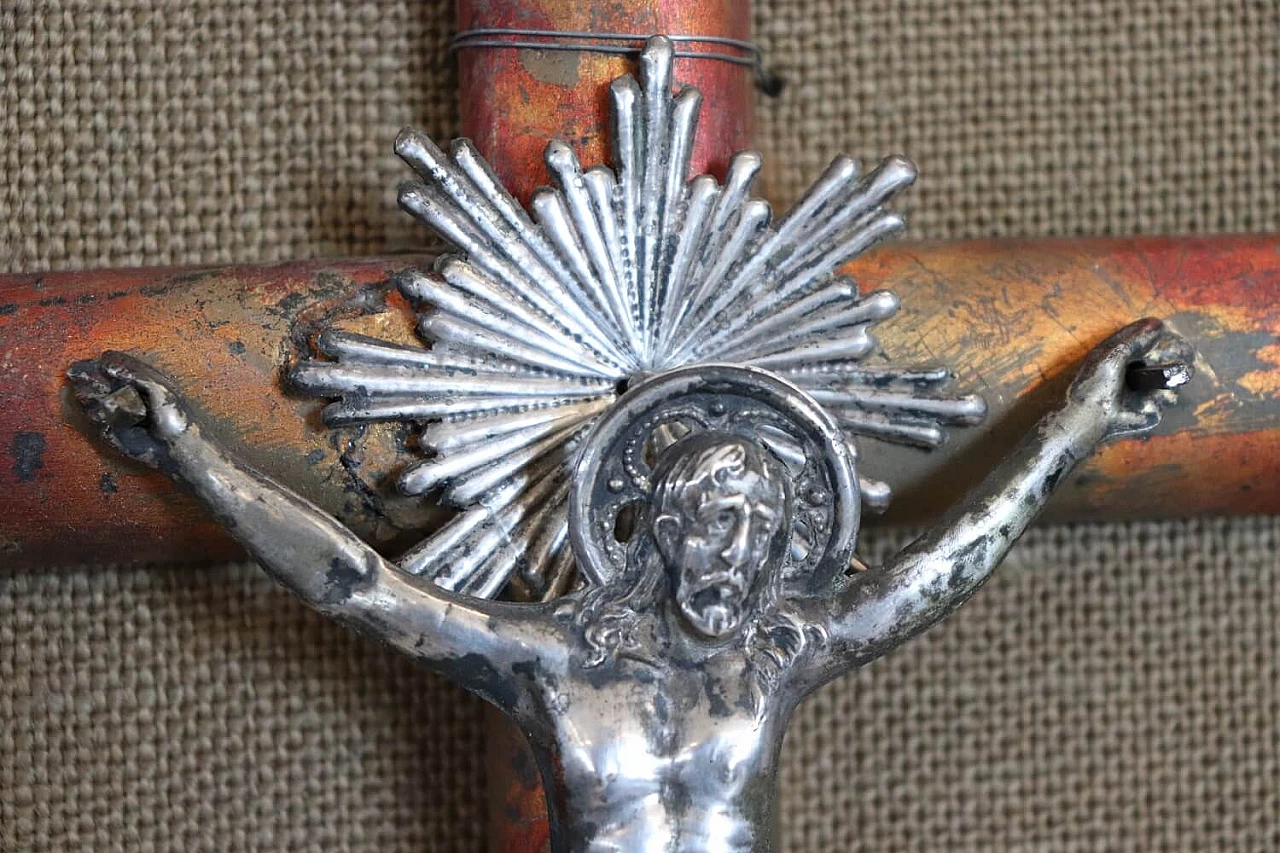Crucifix in wood and embossed silver, 19th century 10