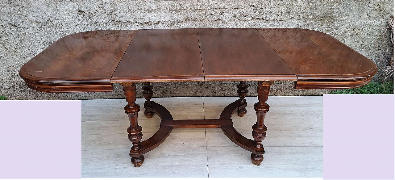 Extendable walnut dining table, early 20th century 1
