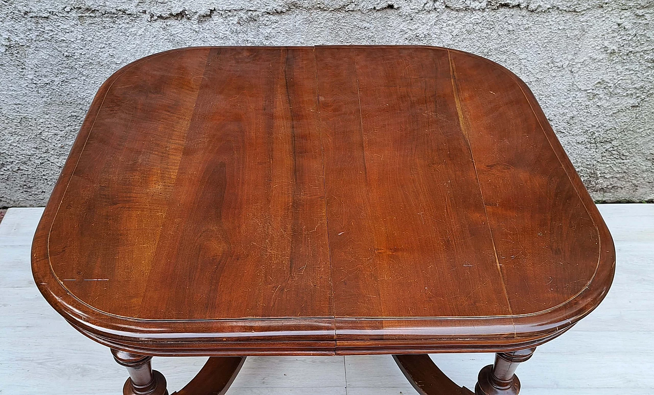 Extendable walnut dining table, early 20th century 2