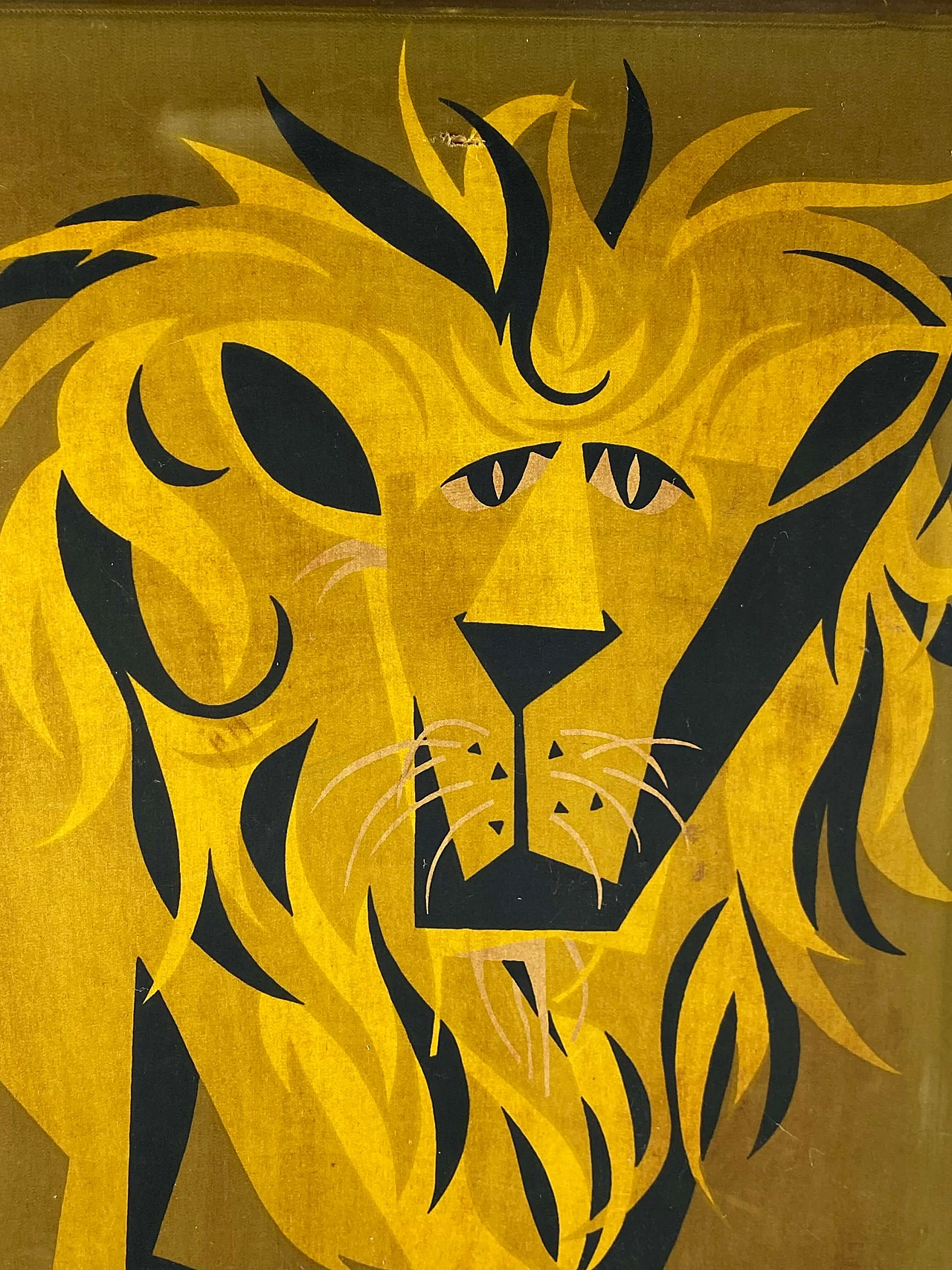 Pannello in legno ricoperto di tessuto raffigurante un leone, anni '60 11