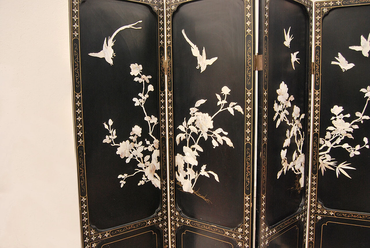 Lacquered wooden screen with painted and mother-of-pearl decorations, 1930s 3