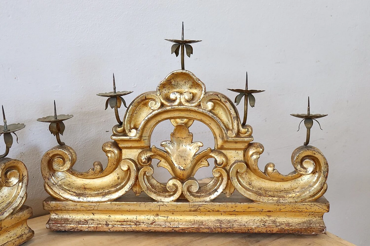 Coppia di candelabri a cinque bracci in legno intagliato e dorato, fine '700 3