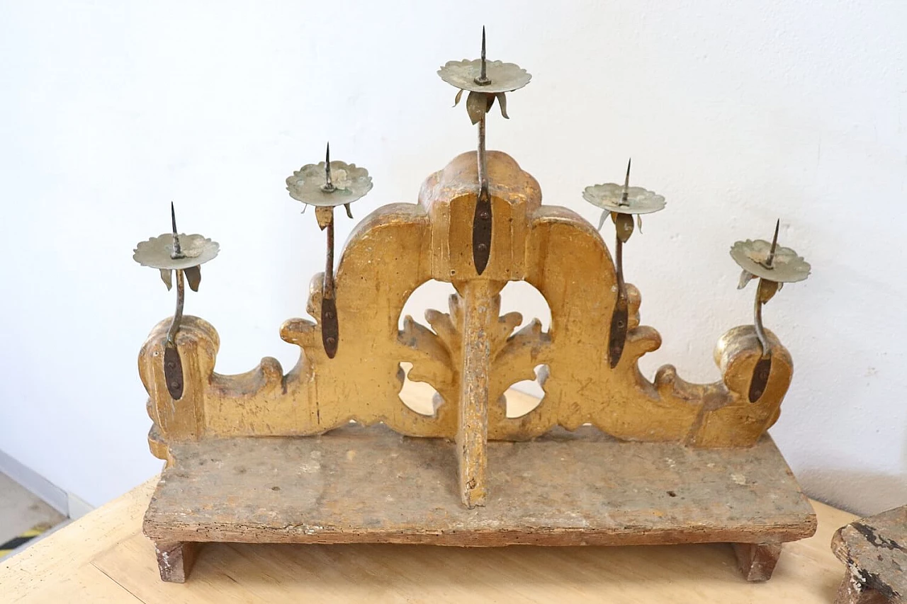 Coppia di candelabri a cinque bracci in legno intagliato e dorato, fine '700 9