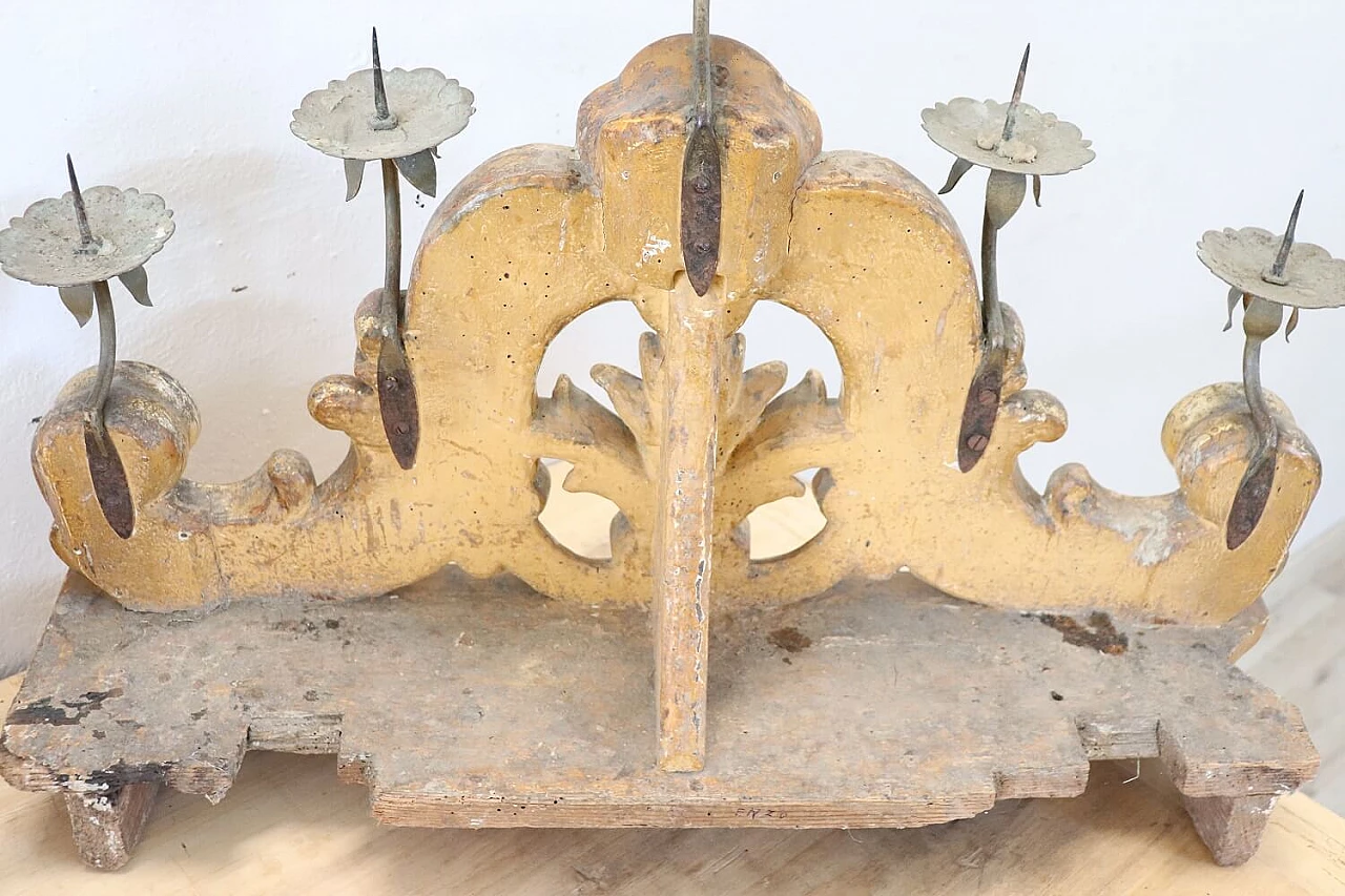 Coppia di candelabri a cinque bracci in legno intagliato e dorato, fine '700 11