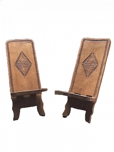 Coppia di sedie in legno intagliate a mano, anni '60