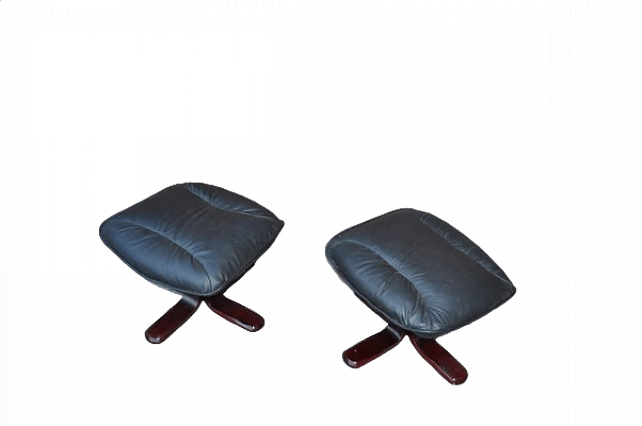 Coppia di poggiapiedi in legno e pelle, anni '70 6