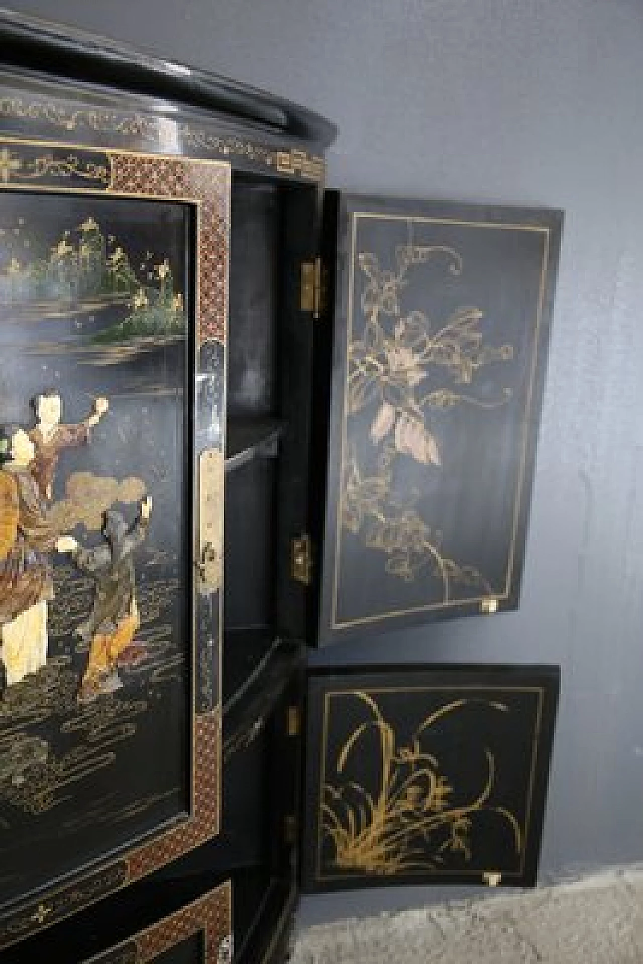 Mobiletto laccato nero con pietre semipreziose e madreperla, anni '40 8