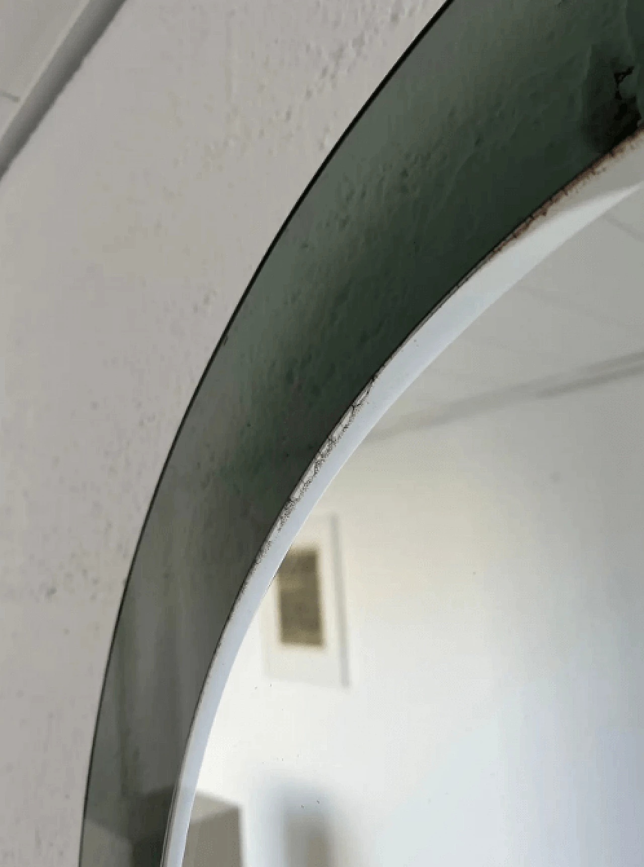 Specchio rotondo con cornice in vetro fumé, anni '80 5