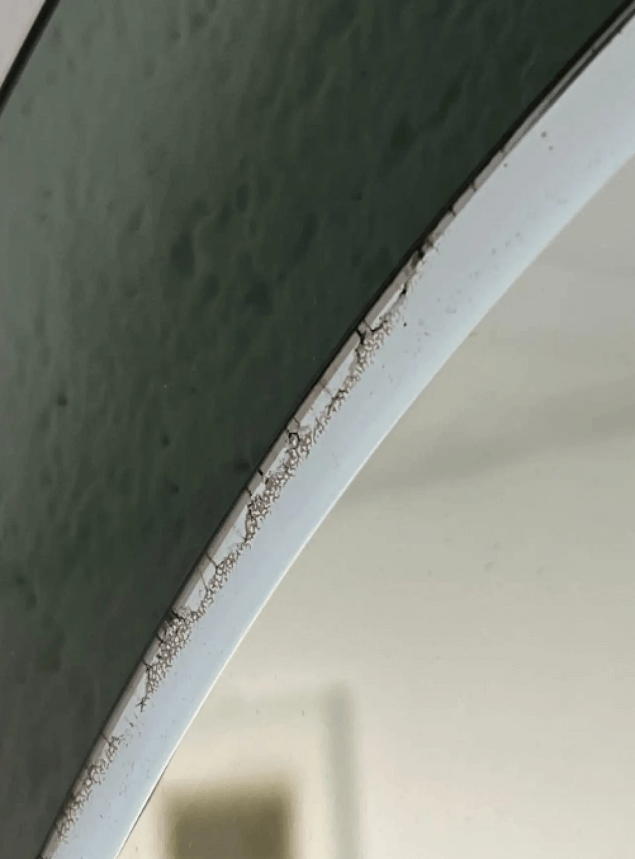 Specchio rotondo con cornice in vetro fumé, anni '80 6