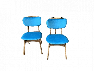 Coppia di sedie in legno e velluto azzurro, anni '60