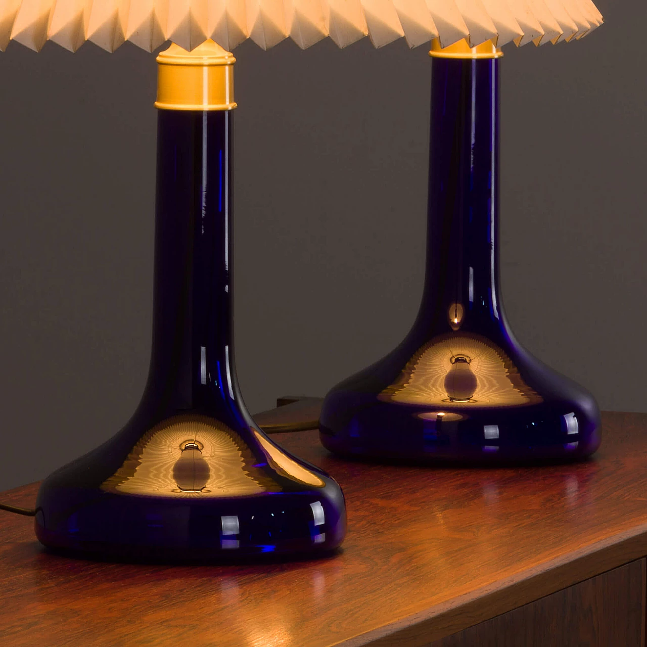 Coppia di lampade da tavolo blu intenso di Holmegaard per Le Klint, anni '70 11