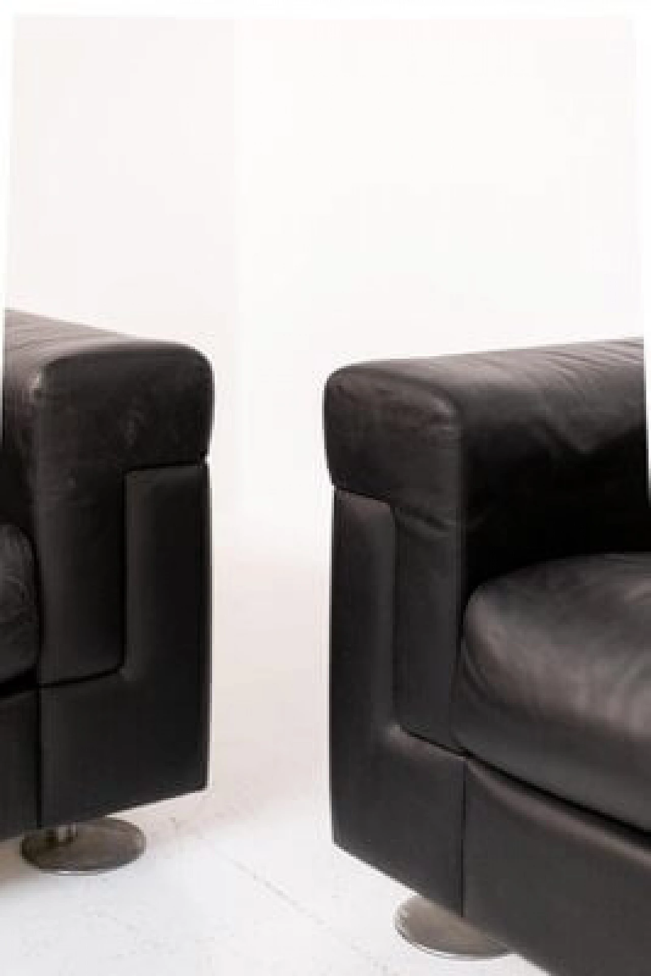 Pair of D120 armchairs in black leather by Osvaldo Borsani for Tecno, 1970s 10