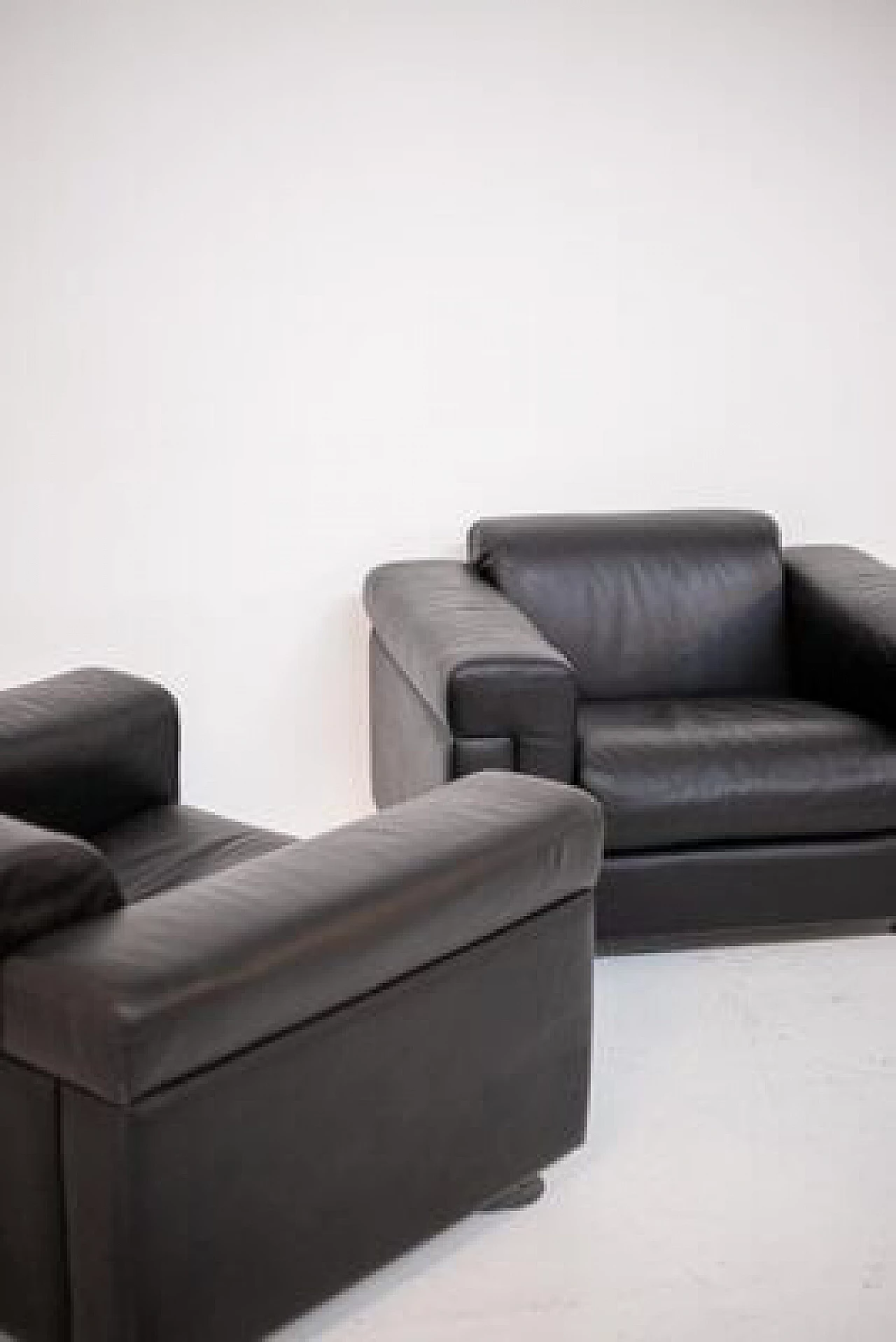 Pair of D120 armchairs in black leather by Osvaldo Borsani for Tecno, 1970s 16