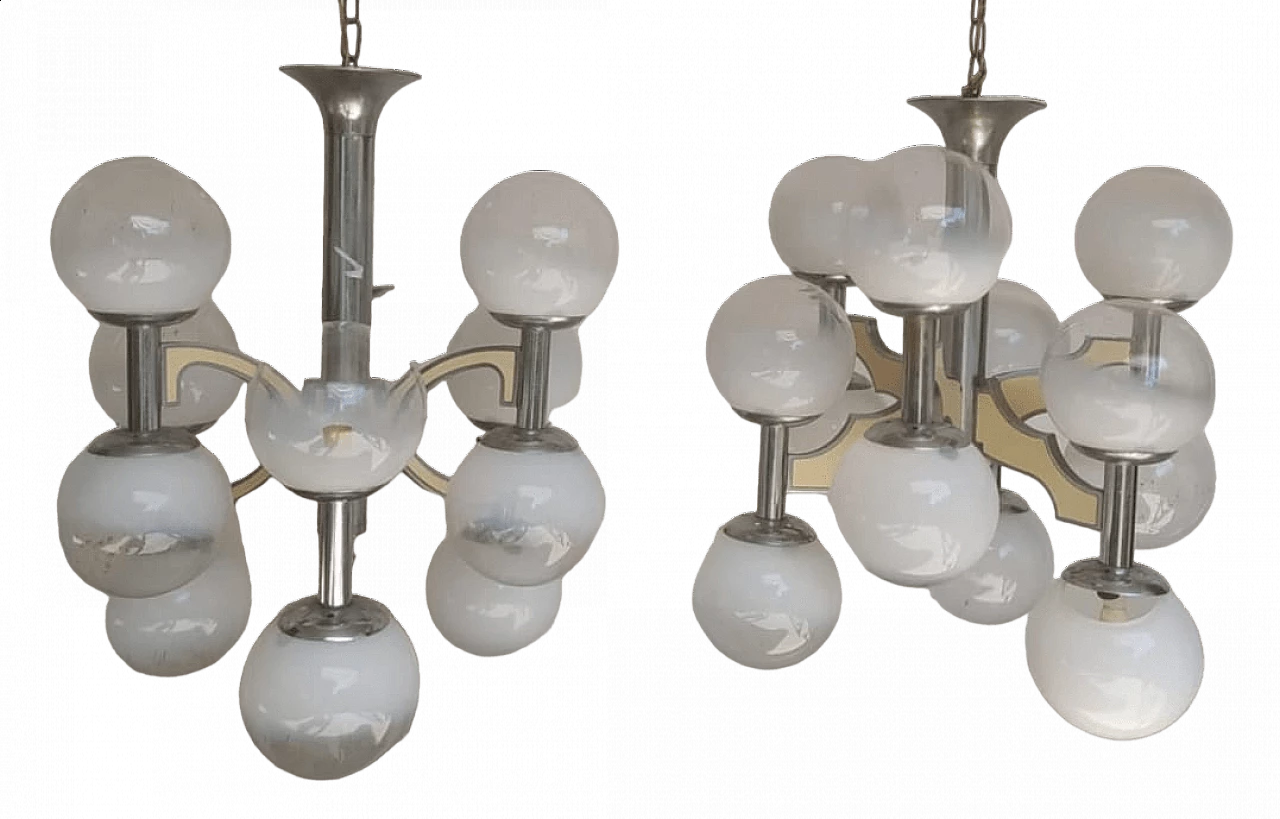 Coppia di lampadari in metallo e vetro opalino di Gaetano Sciolari, anni '60 5