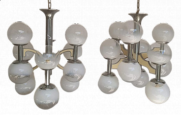Coppia di lampadari in metallo e vetro opalino di Gaetano Sciolari, anni '60