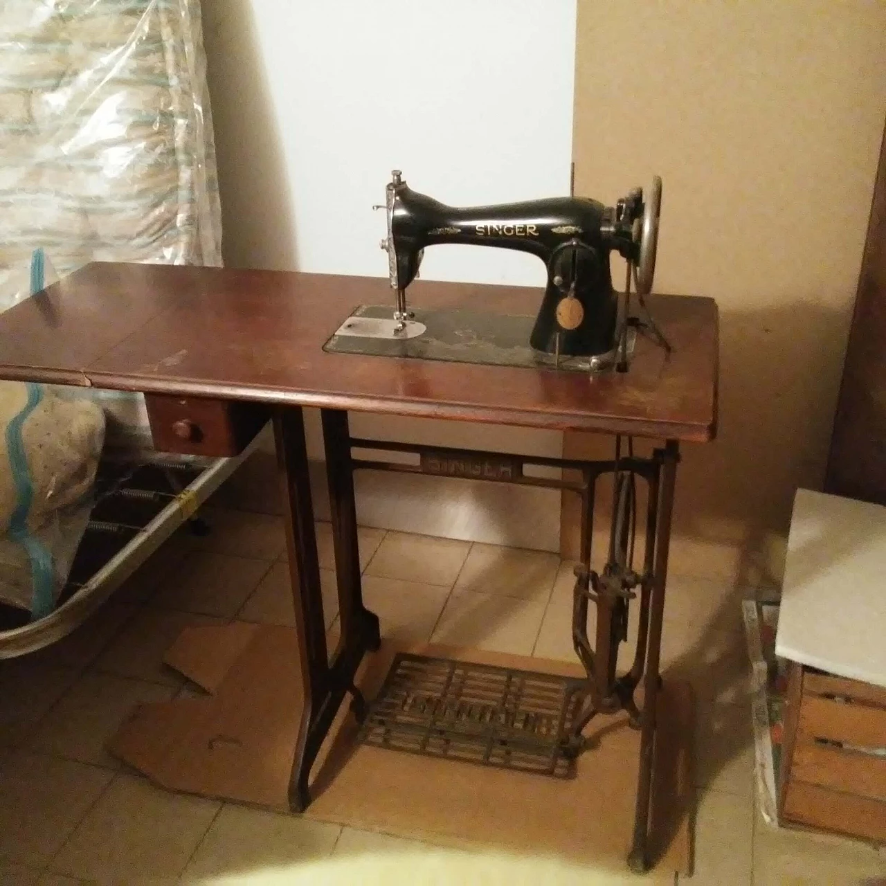 Tavolo con macchina da cucire Singer, anni '30 1