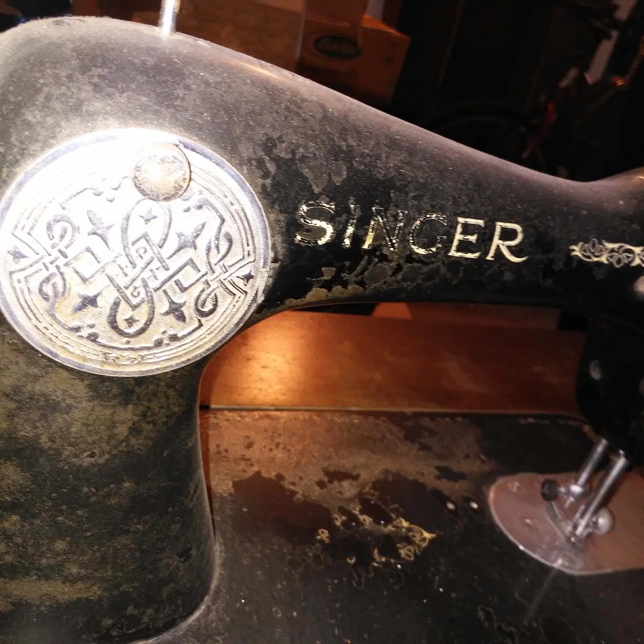 Tavolo con macchina da cucire Singer, anni '30 2