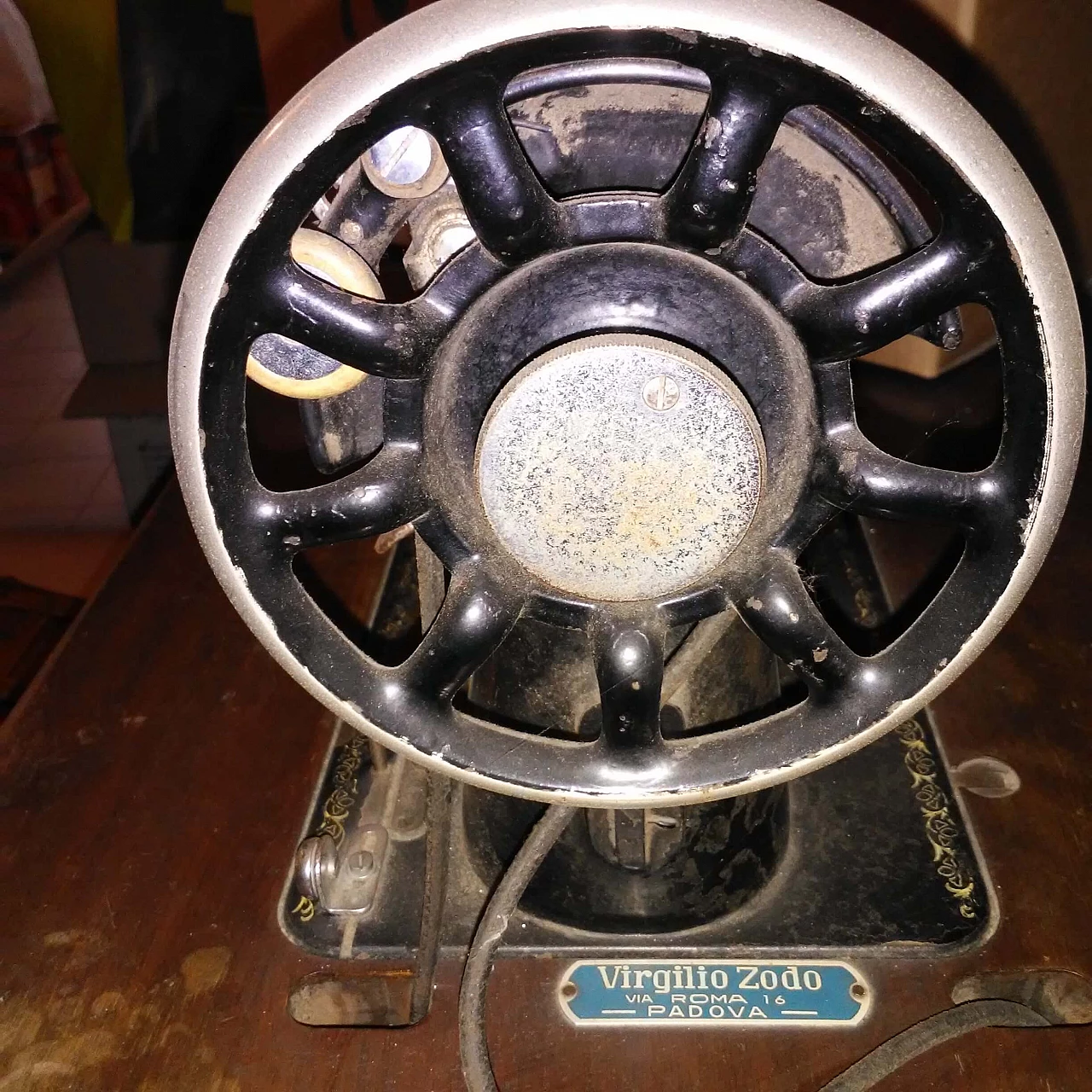 Tavolo con macchina da cucire Singer, anni '30 3