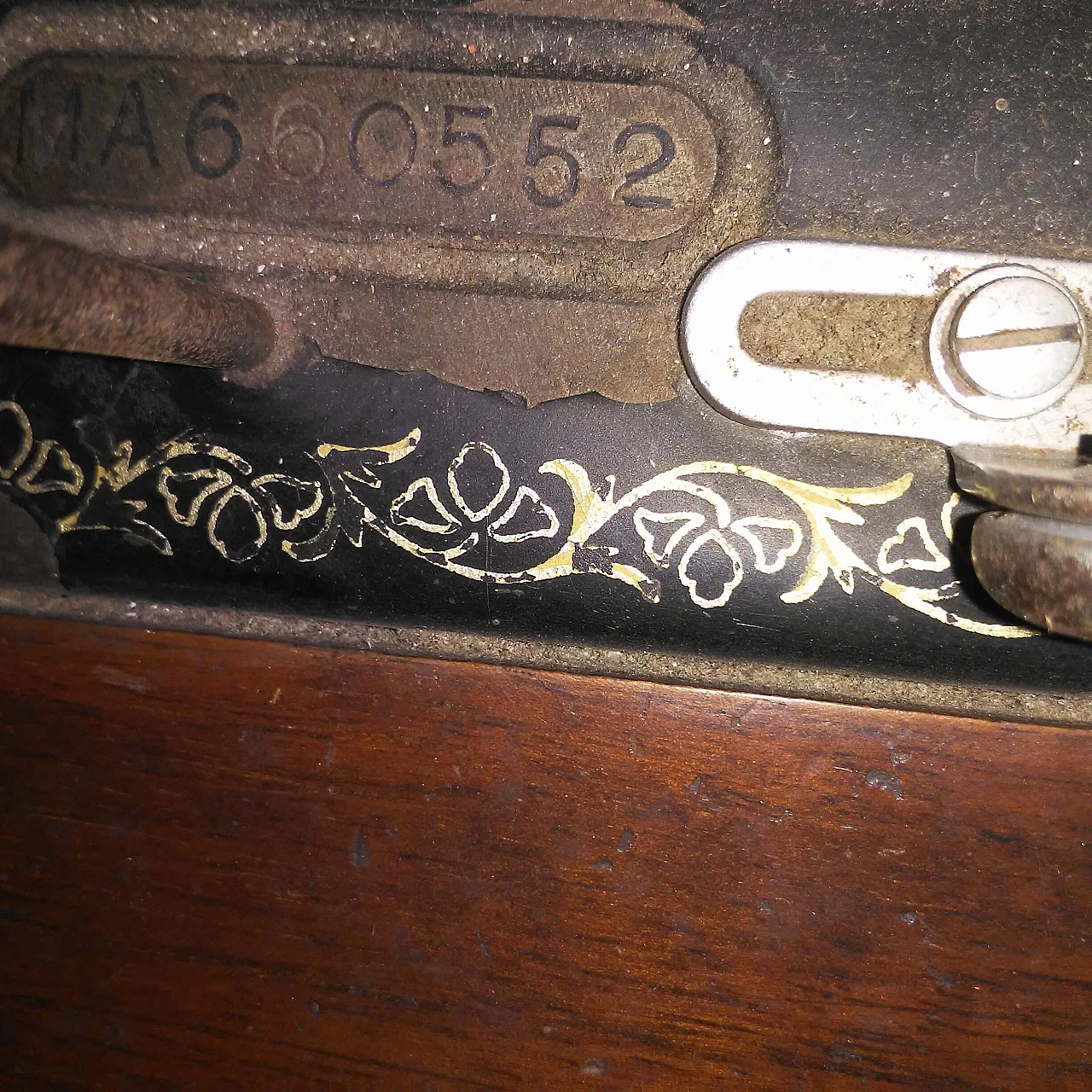 Tavolo con macchina da cucire Singer, anni '30 5