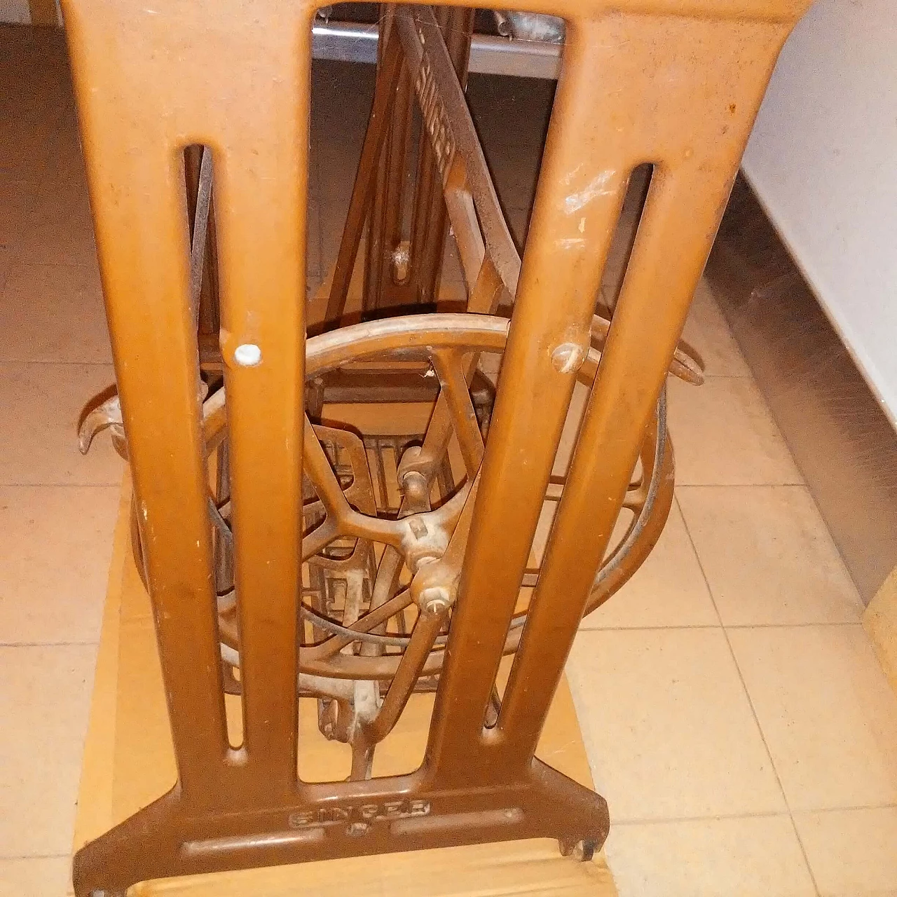 Tavolo con macchina da cucire Singer, anni '30 9