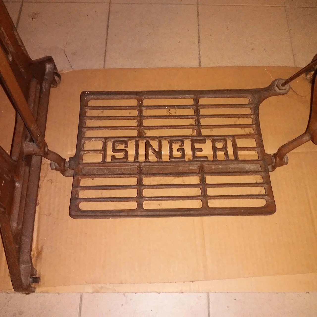 Tavolo con macchina da cucire Singer, anni '30 10