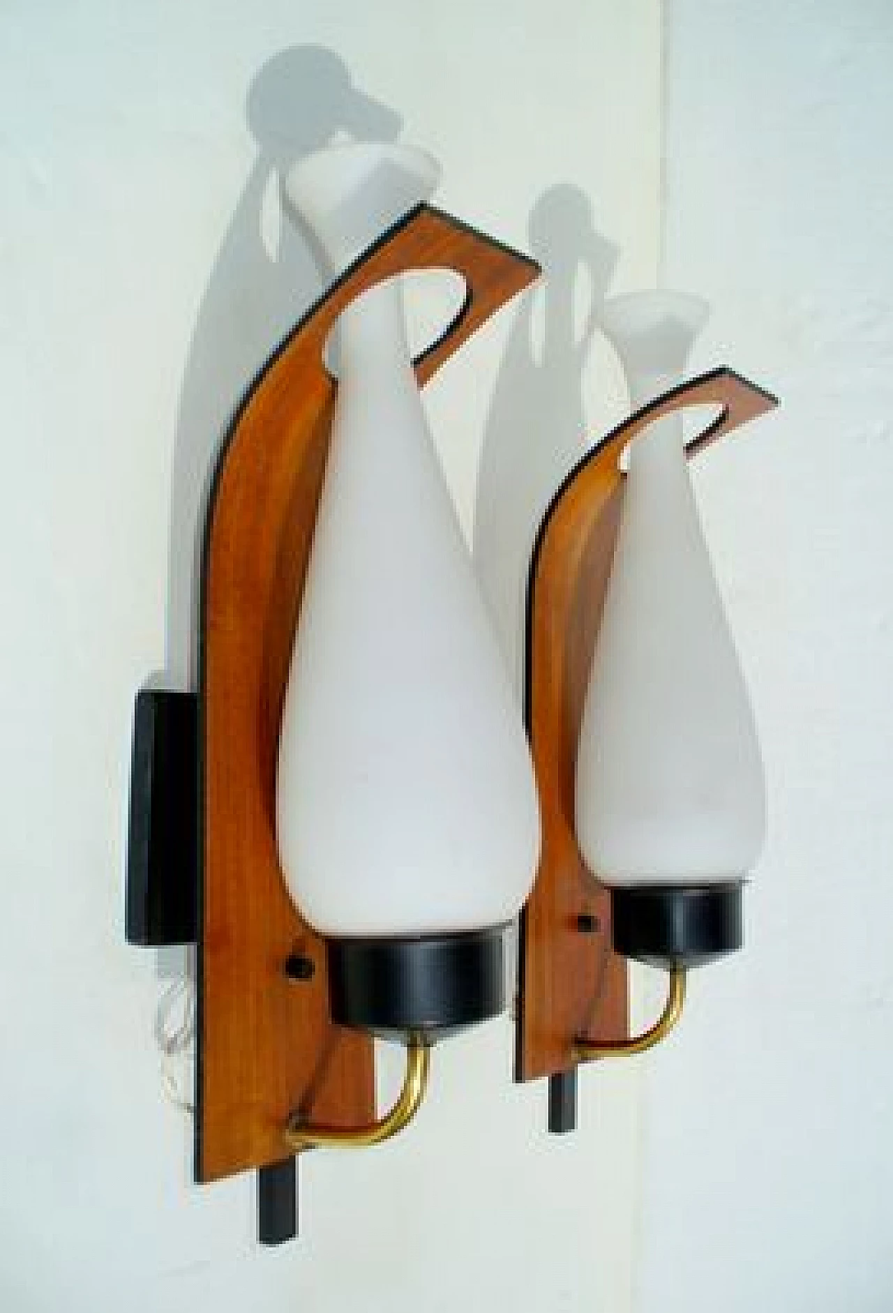 Coppia di applique in ottone, legno e vetro opalino attribuite a Stilnovo, anni '50 1
