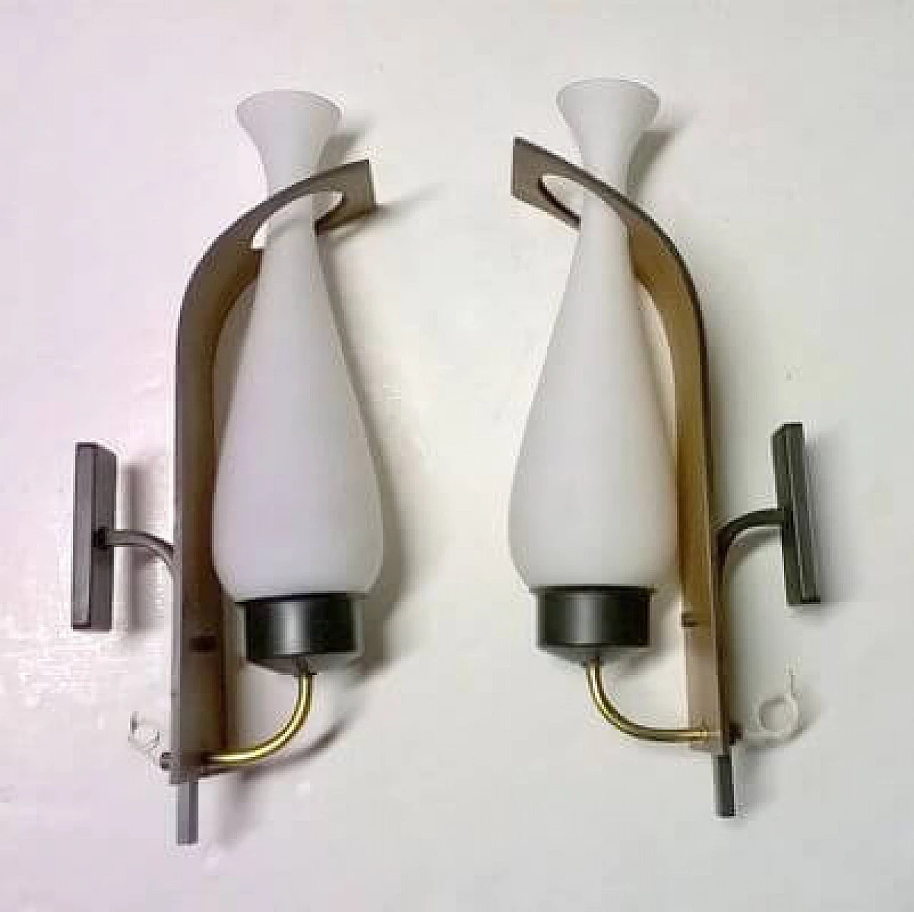 Coppia di applique in ottone, legno e vetro opalino attribuite a Stilnovo, anni '50 3